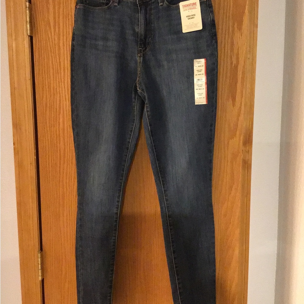 Women’s Signature by Levi Strauss high-rise skinny jeans. Size 6